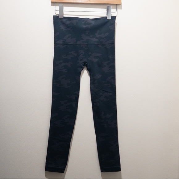 SPANX Look at Me Now Seamless Camo High Rise Crop Leggings - Picture 5 of 6